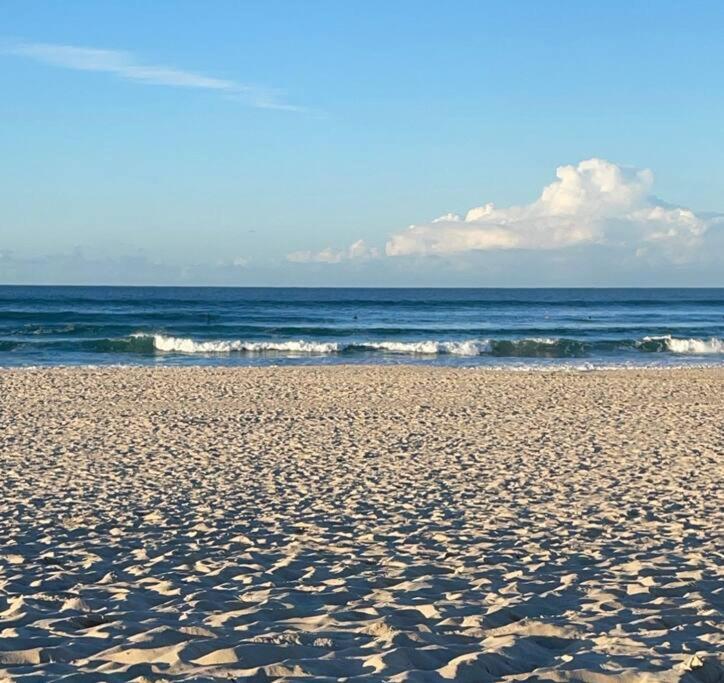 Chic Beachside Getaway 2Br 2Bath Fully Equipped Apartment Gold Coast Exterior photo